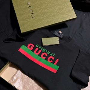 never worn. I’m selling because I lost weight and it don’t fit